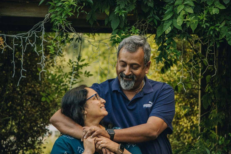 Casal maduro abraçado em um jardim
